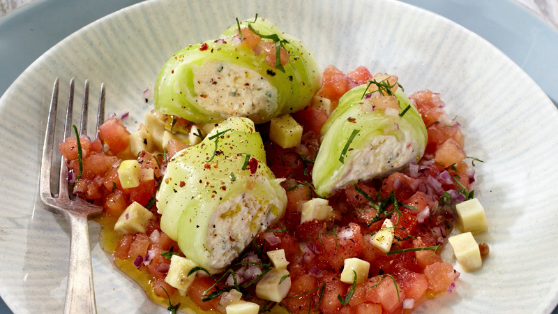 Gurkenroellchen-mit-Feta-auf-Tomatengemuese