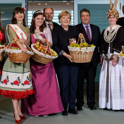 Angelamerkel-begrueßt-Apfelkoeniginnen