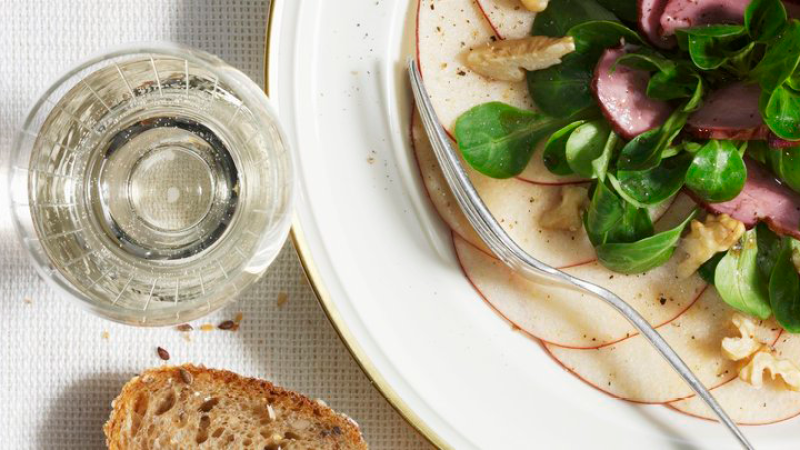Apfel-Carpaccio-mit-Feldsalat-und-geräucherter-Entenbrust