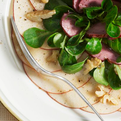 Apfel-Carpaccio-mit-Feldsalat-und-geräucherter-Entenbrust