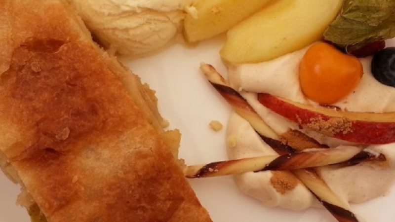 Apfelstrudel mit Vanilleeis