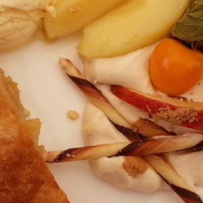 Apfelstrudel-mit-Vanilleeis-und-Zimtsahne