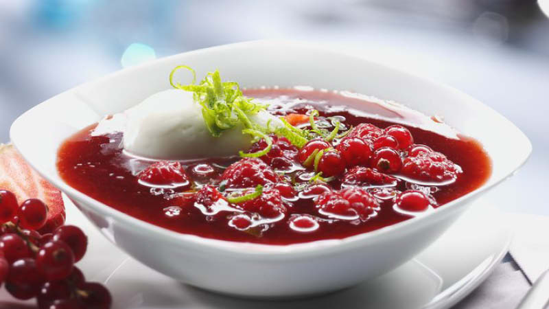Beerensueppchen-mit-Buttermilch-Nocken