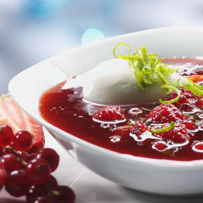 Beerensueppchen-mit-Buttermilch-Nocken