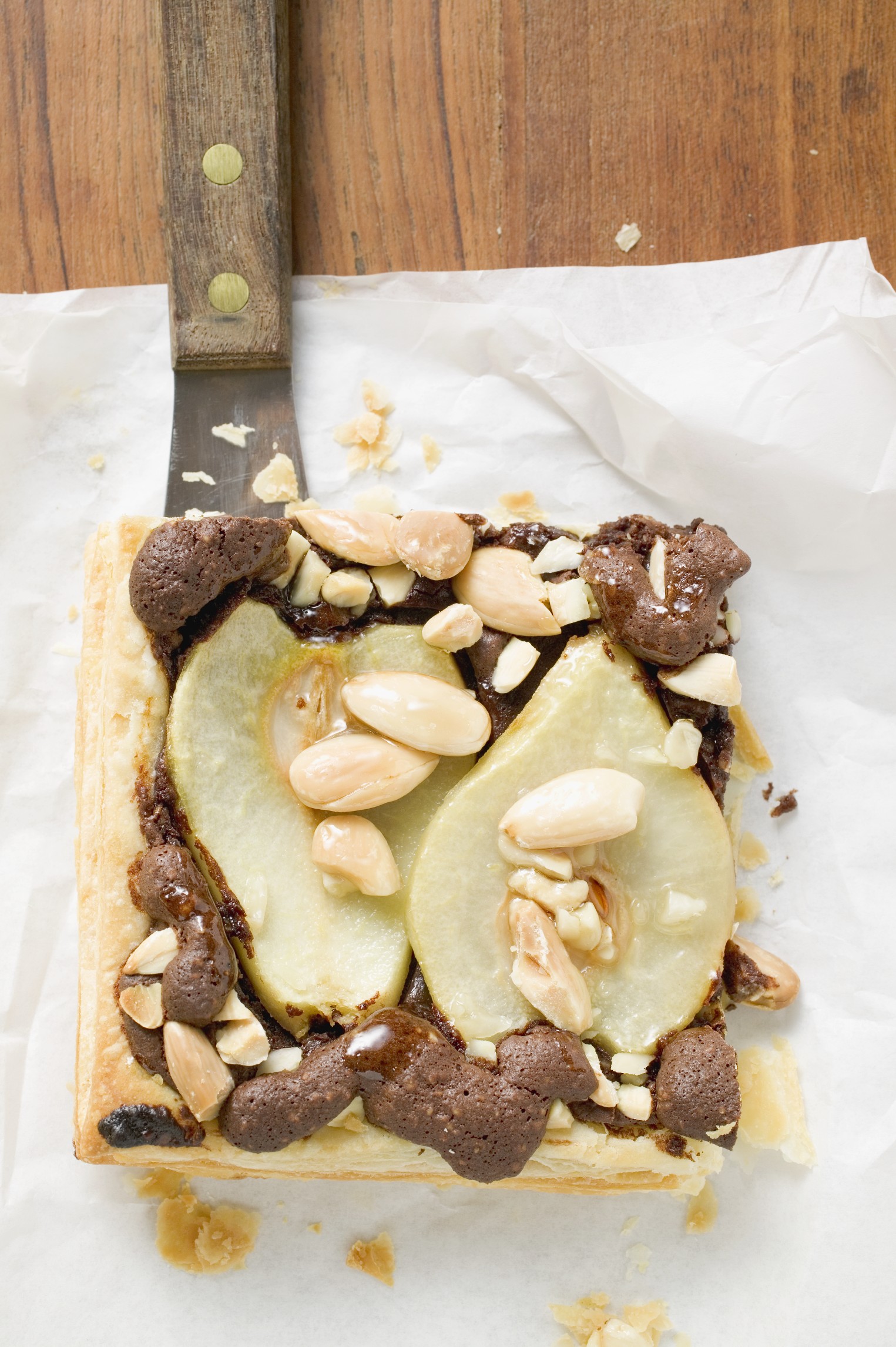 Stück Birnen-Schoko-Kuchen mit Mandeln