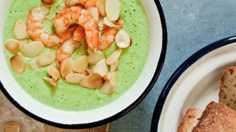 Brokkolicremesuppe-mit-Garnelen-und-Mandelblaettchen