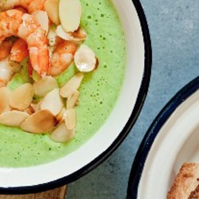 Brokkolicremesuppe-mit-Garnelen-und-Mandelblaettchen