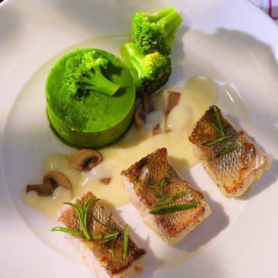 Brokkolipueree-mit-gebratenem-Zander-und-Riesling-Sekt-Schaum