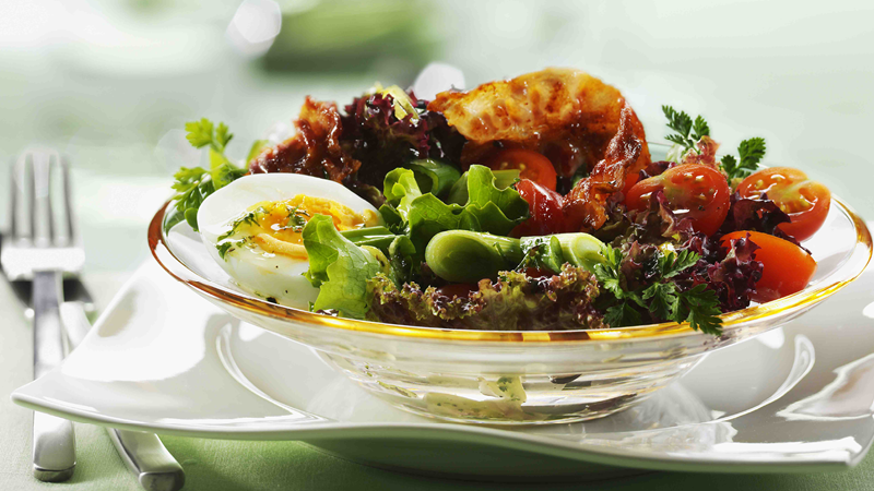 Bunte-Salate-mit-Kirschtomaten-Ei-und-Bacon