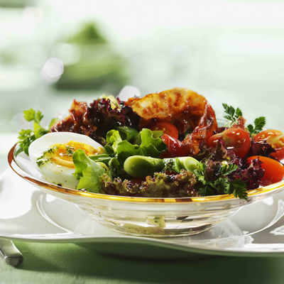 Bunte-Salate-mit-Kirschtomaten-Ei-und-Bacon