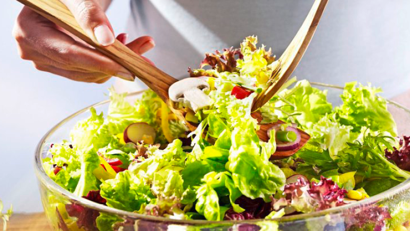 Bunter Fruehlingssalat mit Vinaigrette