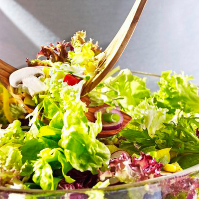 Bunter-Fruehlingssalat-mit-Vinaigrette