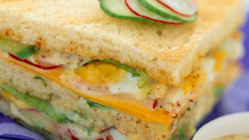 Club-Sandwich mit Gurke Radieschen und Senf