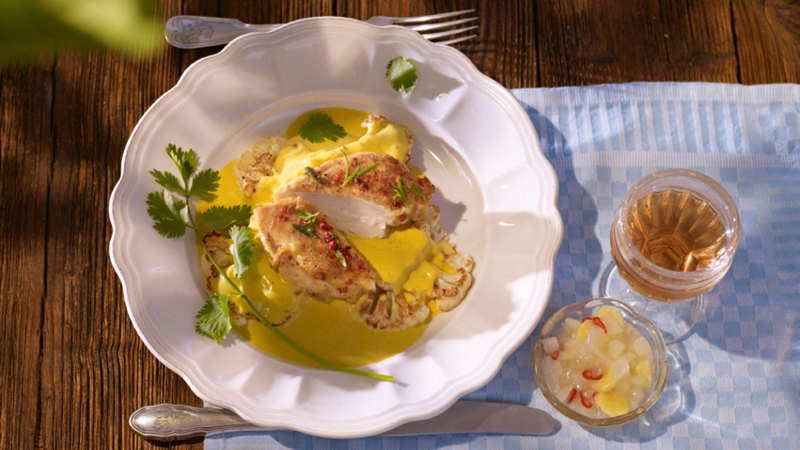 Curry-Blumenkohl-mit-Stubenkueken-und-Birnenchutney