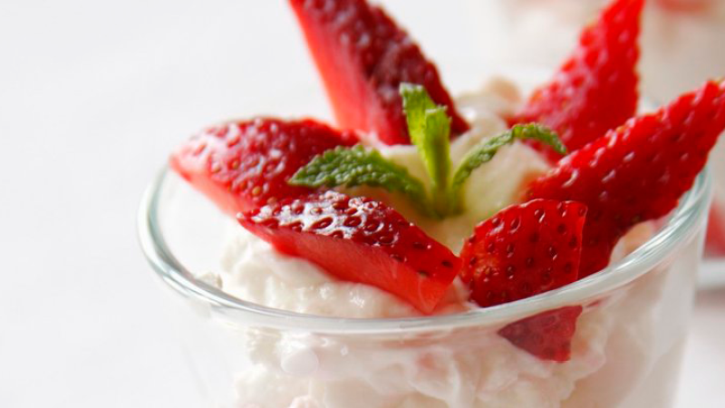 Griechischer Joghurt mit frischen Erdbeeren in Dessertgläsern