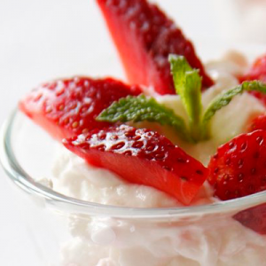 Griechischer Joghurt mit frischen Erdbeeren in Dessertgläsern