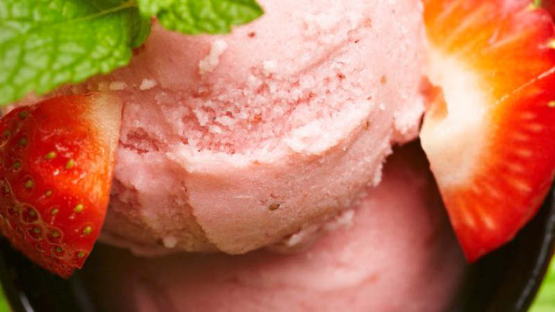 Erdbeereis-mit-frischen-Erdbeeren-und-Minze