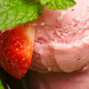 Erdbeereis mit frischen Erdbeeren und Minze