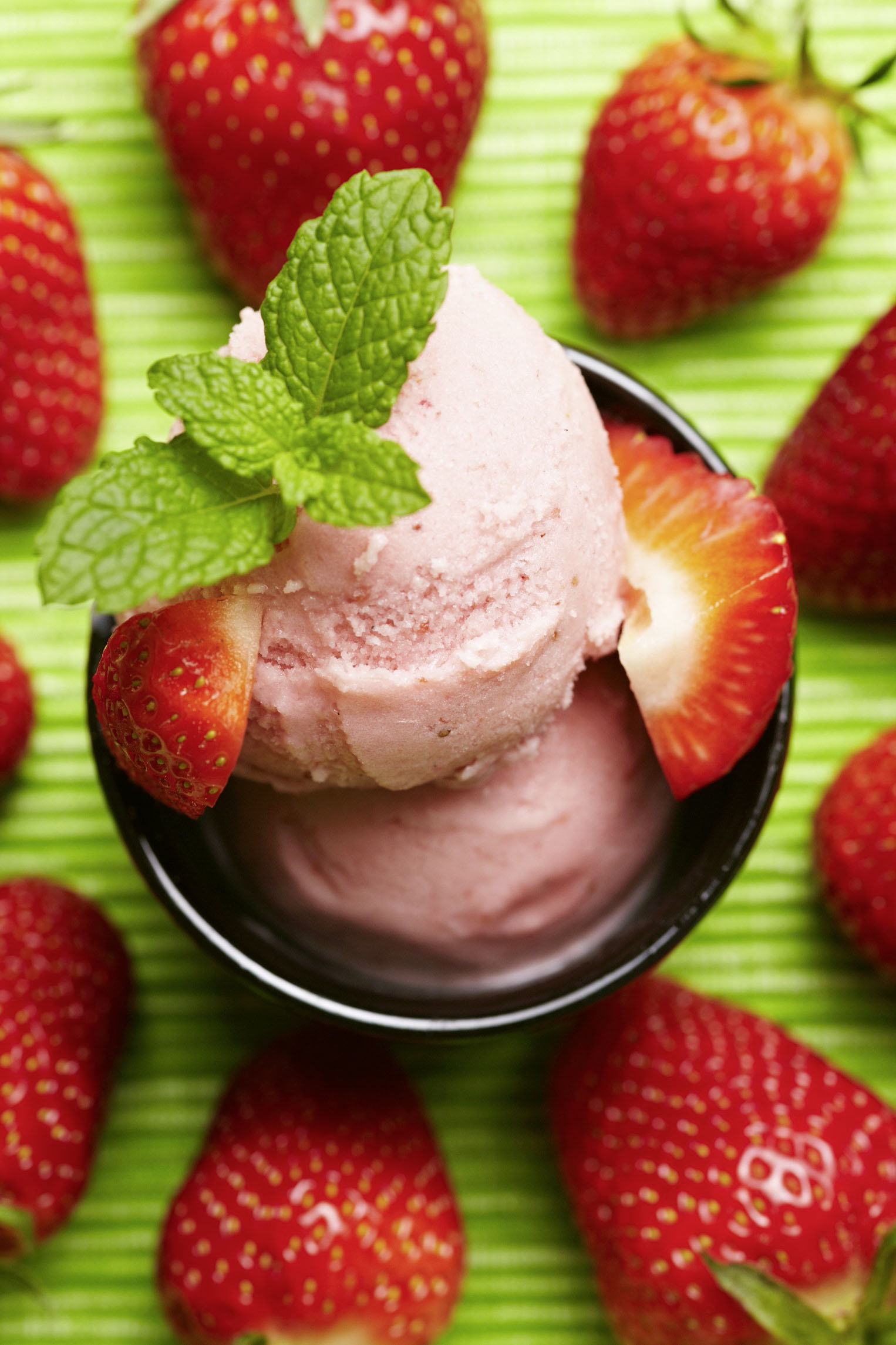 Erdbeereis mit frischen Erdbeeren und Minze