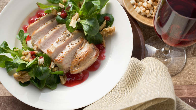 Fasanenbrust-mit-Preiselbeersauce-und-Feldsalat