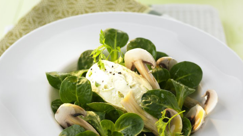 Feldsalat mit Champignons und Frischkaesenocken