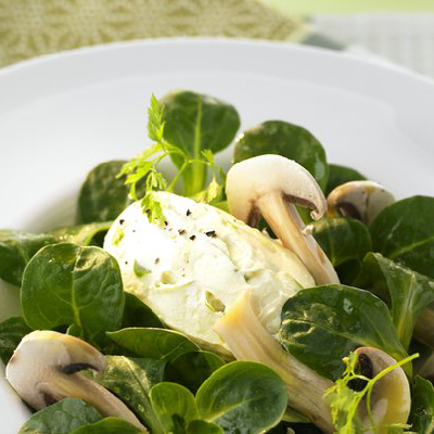 Feldsalat-mit-Champignons-und-Frischkaesenocken