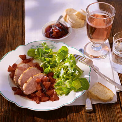 Feldsalat-mit-Topinambur-Dressing-gebratener-Entenbrust-und-Pfeffer-Pflaumen