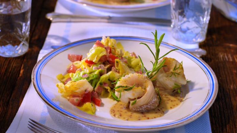 Geduensteter-Kopfsalat-mit-gebratenem-Kabeljau-und-Pommery-Senf-Velouté