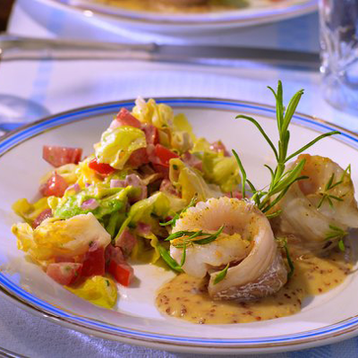 Geduensteter-Kopfsalat-mit-gebratenem-Kabeljau-und-Pommery-Senf-Velouté