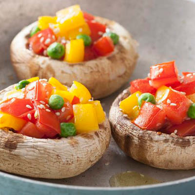 Gefuellte-Champignons-mit-Tomaten-Paprika-und-Erbsen