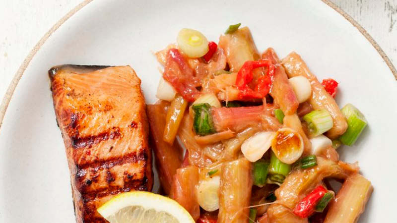 Gegrillter-Lachs-mit-Rhababer-Chilischoten-und-Fruehlingszwiebeln