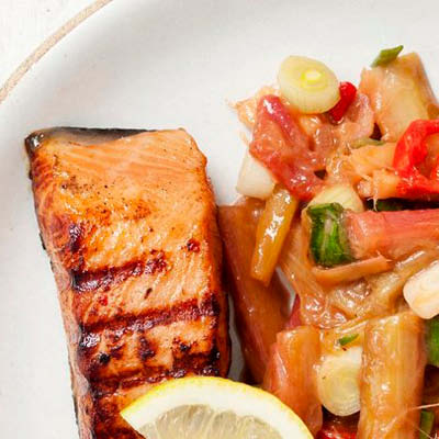 Gegrillter-Lachs-mit-Rhababer-Chilischoten-und-Fruehlingszwiebeln