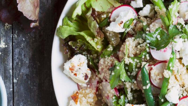 Gemischter-Salat-mit-Radieschen-Petersilie-und-Käse