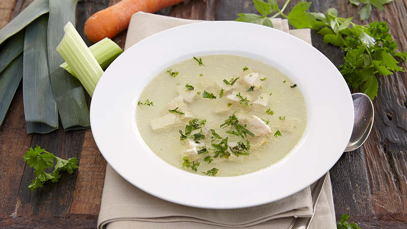 Gemuesesuppe-mit-frischen-Kraeutern-und-Huhn