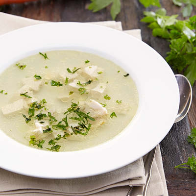 Gemuesesuppe-mit-frischen-Kraeutern-und-Huhn