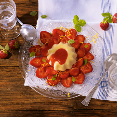 Grießflammerie-mit-Erdbeersauce