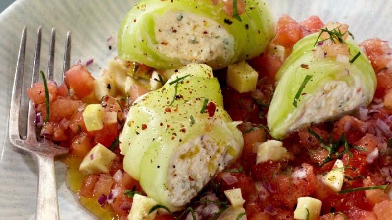 Gurkenroellchen-mit-Feta-auf-Tomatengemuese