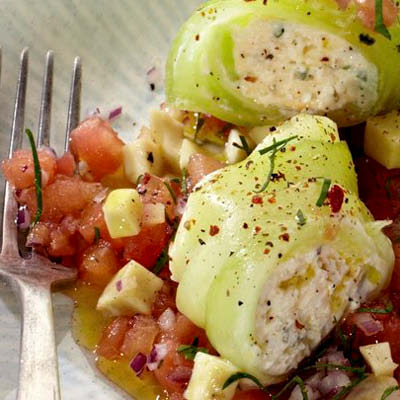 Gurkenroellchen-mit-Feta-auf-Tomatengemuese