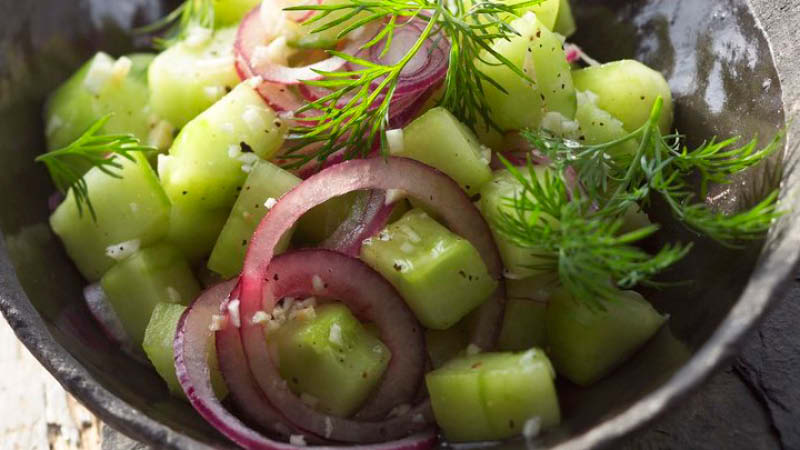 Gurkensalat mit roten Zwiebeln und Dill