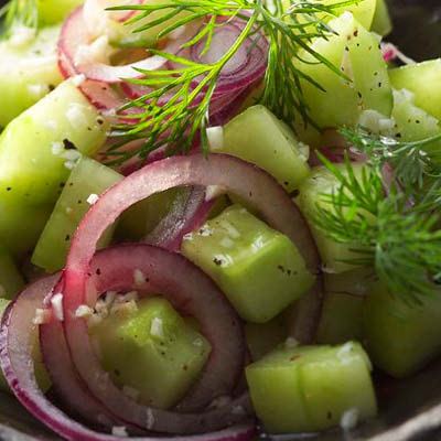 Gurkensalat-mit-roten-Zwiebeln-und-Dill