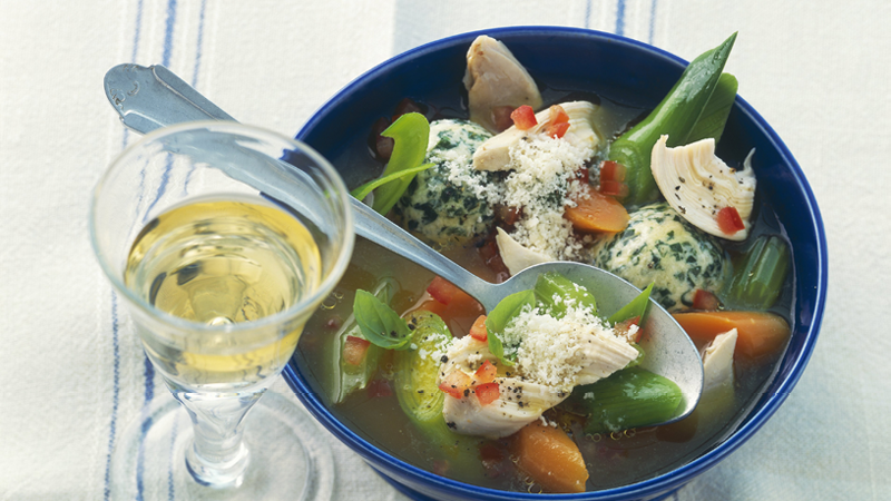 Huehnersuppe-mit-Gemuese-und-Spinat-Frischkaese-Kloeßchen