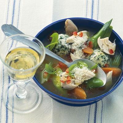 Huehnersuppe-mit-Gemuese-und-Spinat-Frischkaese-Kloeßchen