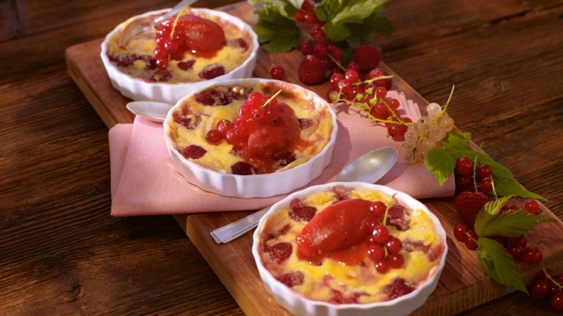 Johannis-Himbeer-Topfengratin-mit-Beerensorbet