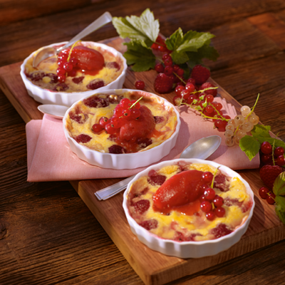 Johannis-Himbeer-Topfengratin-mit-Beerensorbet