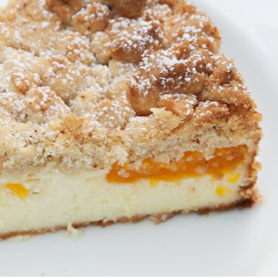 Kaesekuchen-mit-Mirabellen-und-Streuseln