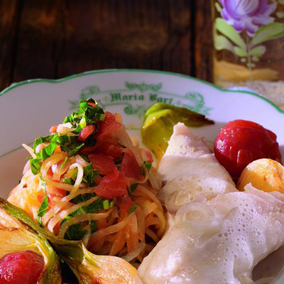 Kohlrabispaghetti-mit-pochiertem-Steinbutt-und-konfierter-Kirschtomate