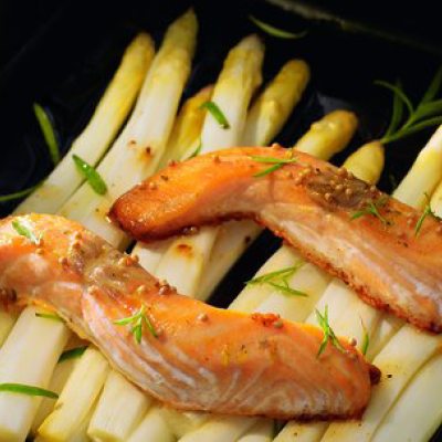Konfierter-Spargel-mit-Walnuss-Petersilien-Pesto-und-Niedertemperatur-Lachsstreifen