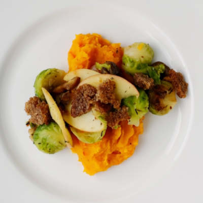 Kuerbispueree-mit-Rosenkohl-Maronen-Apfelgemuese
