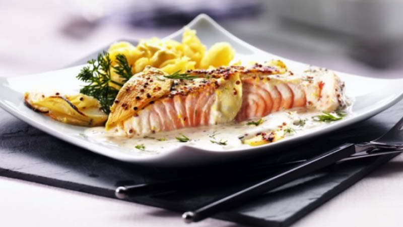 Lachsfilet-mit-Aepfeln-in-Senfsahne