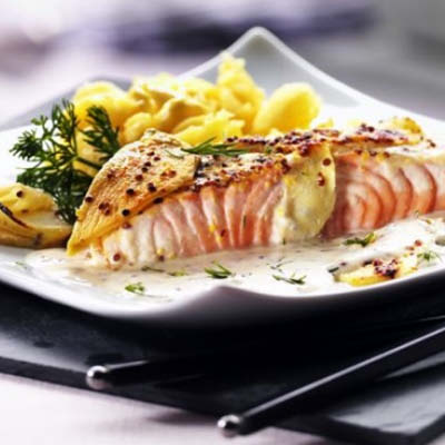 Lachsfilet-mit-Aepfeln-in-Senfsahne